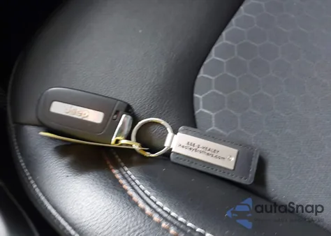 2019 Jeep Compass Latitude 4X4 z USA, uszkodzony, nr VIN 3C4NJDBBXKT733963